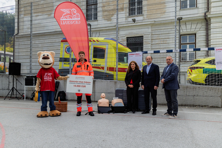 maskota, direktor ZD Litija, predstavnica zavarovalnice Generali, župan Franci Rokavec in ravnatelj OŠ Litija